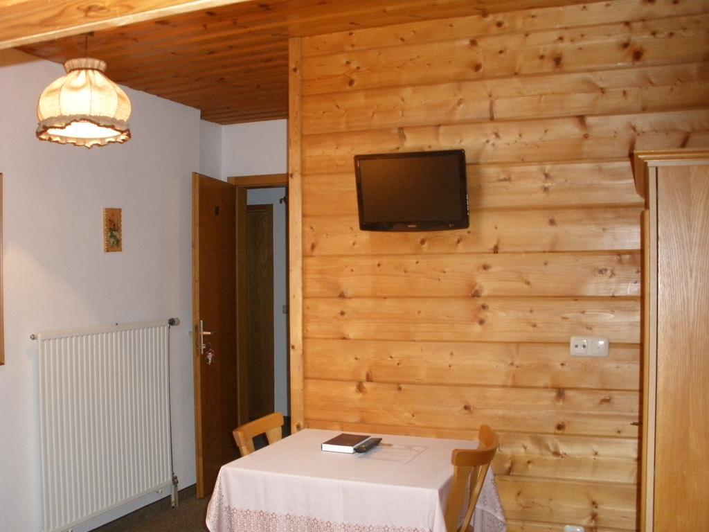 Alpengasthof Zur Loisach Hotel Grossweil Room photo