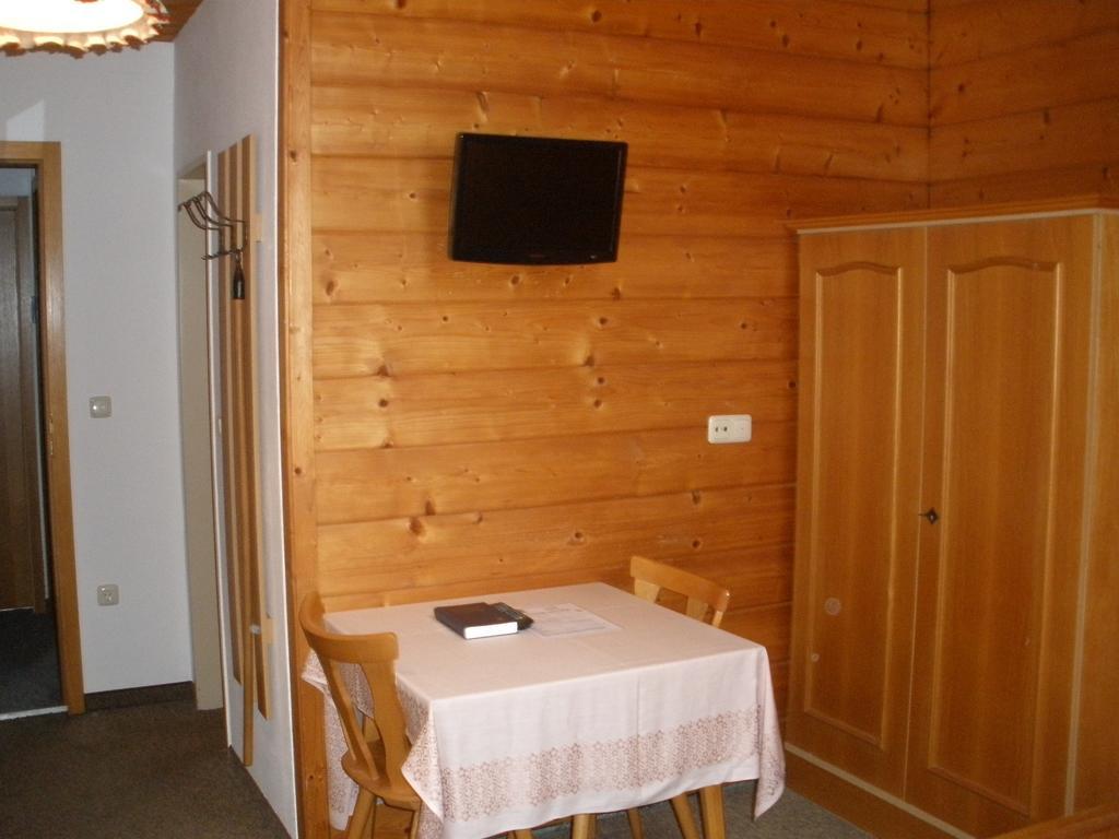 Alpengasthof Zur Loisach Hotel Grossweil Room photo