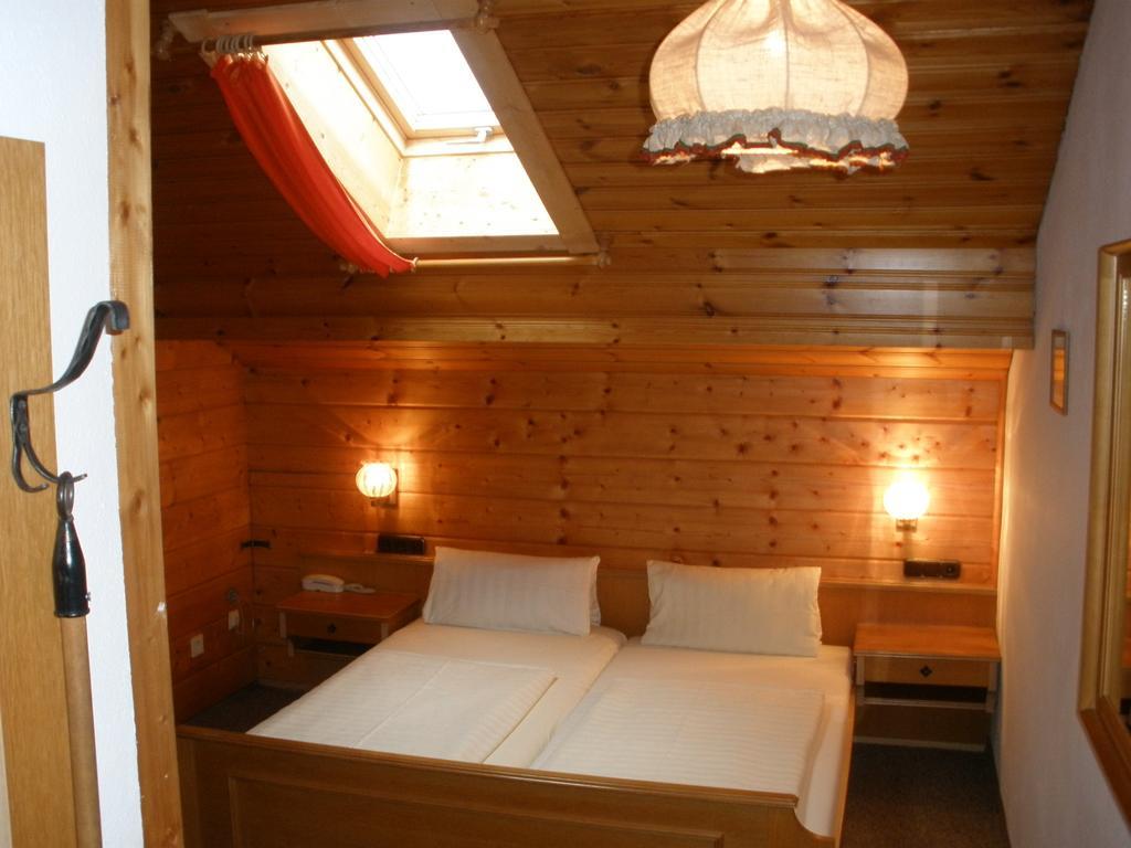 Alpengasthof Zur Loisach Hotel Grossweil Room photo