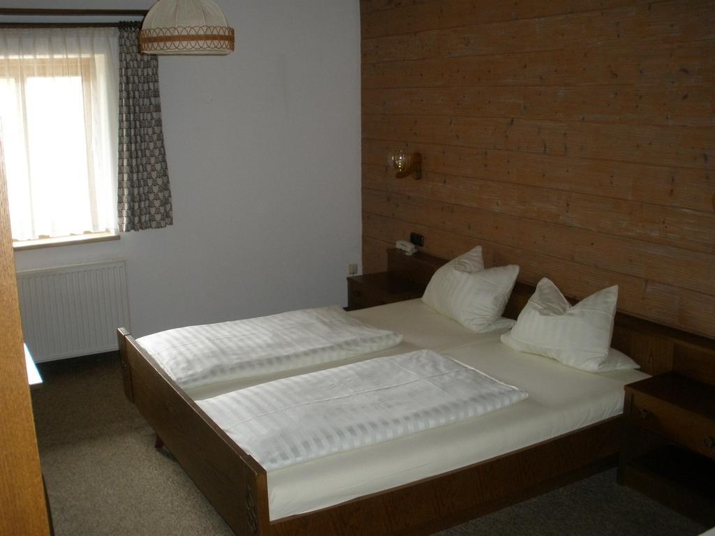 Alpengasthof Zur Loisach Hotel Grossweil Room photo