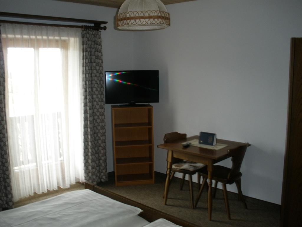 Alpengasthof Zur Loisach Hotel Grossweil Room photo