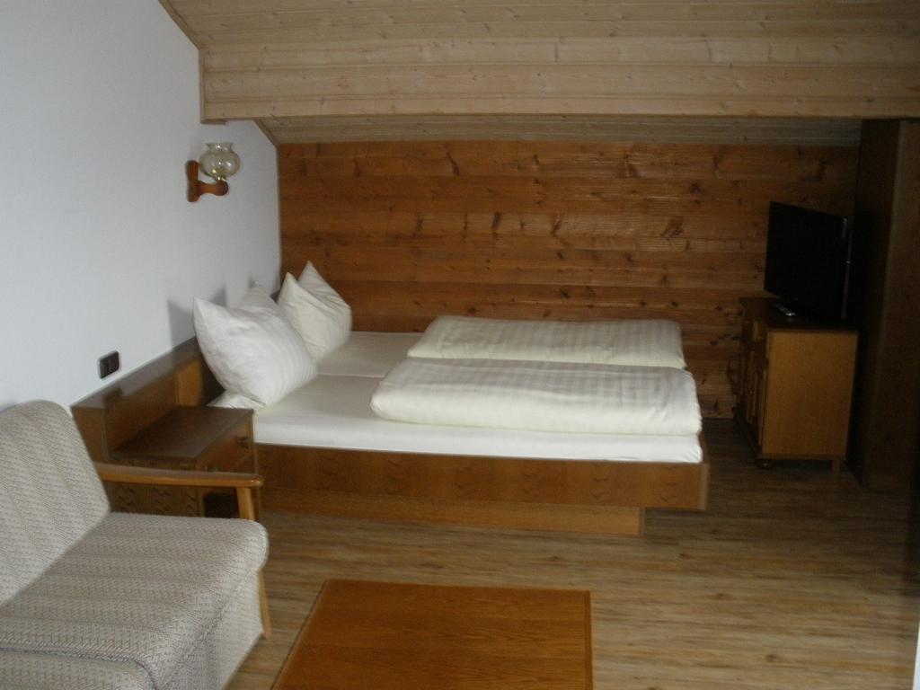 Alpengasthof Zur Loisach Hotel Grossweil Room photo