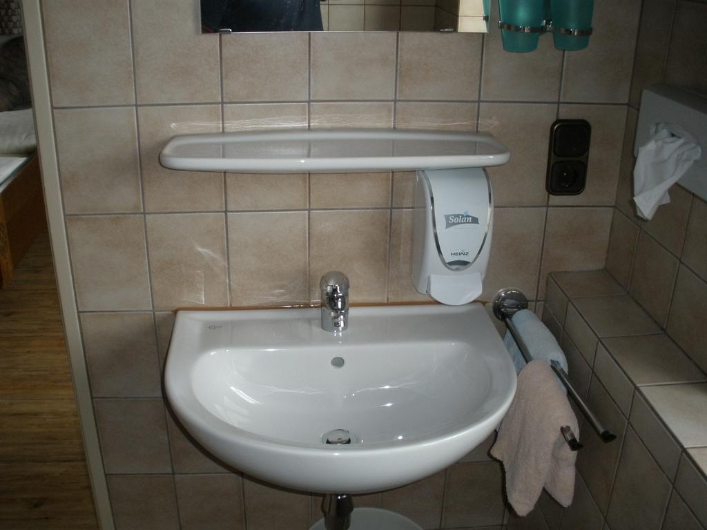 Alpengasthof Zur Loisach Hotel Grossweil Room photo
