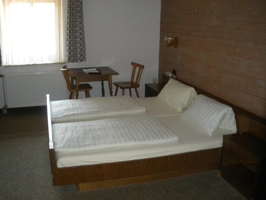 Alpengasthof Zur Loisach Hotel Grossweil Room photo