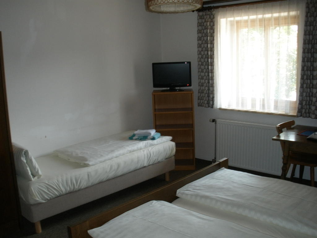 Alpengasthof Zur Loisach Hotel Grossweil Room photo